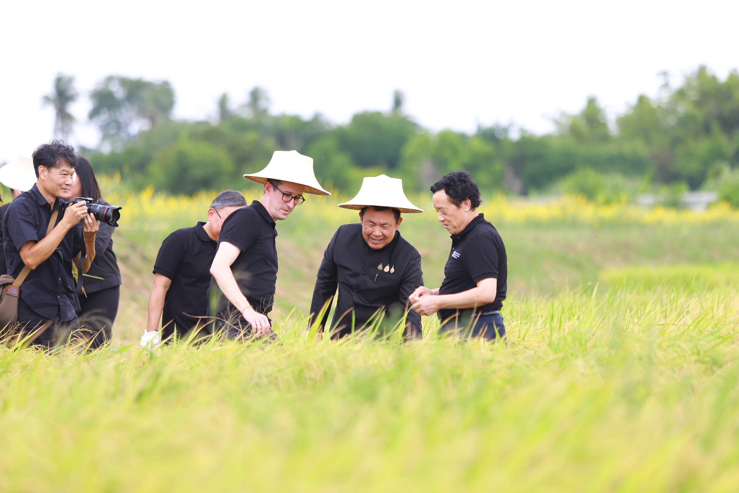 title - ส.ป.ก. เปิดศูนย์ส่งเสริมและพัฒนาอาชีพเสริมนอกภาคเกษตร ต้อนรับผู้อำนวยการใหญ่ FAO แสดงผลงานด้านศิลปวัฒนธรรม